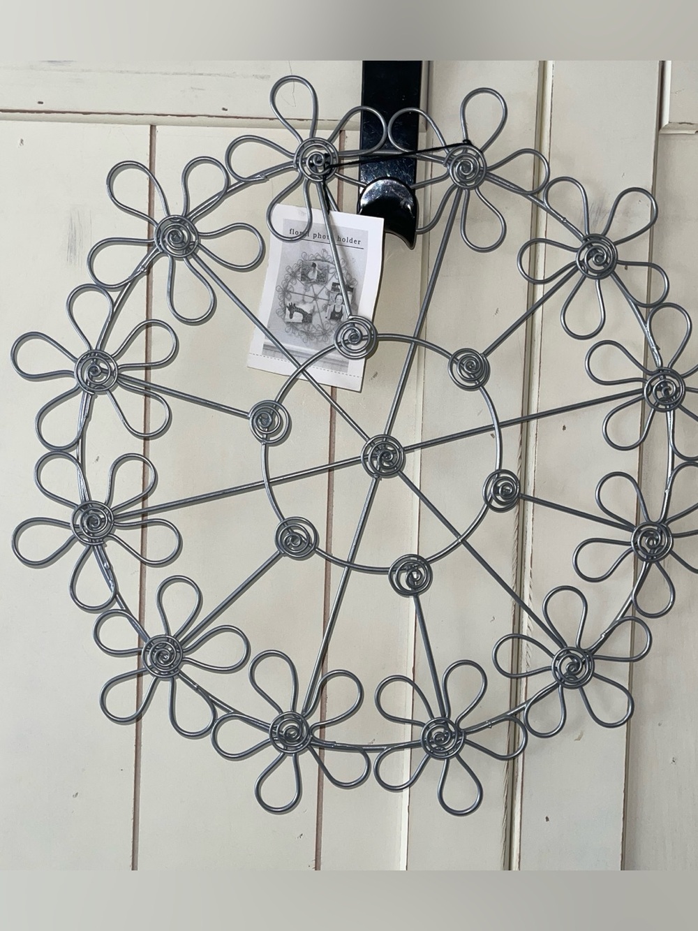 NWT Pier 1 Gray Floral Wire Wall Circle Photograph Holder Wall Hanger